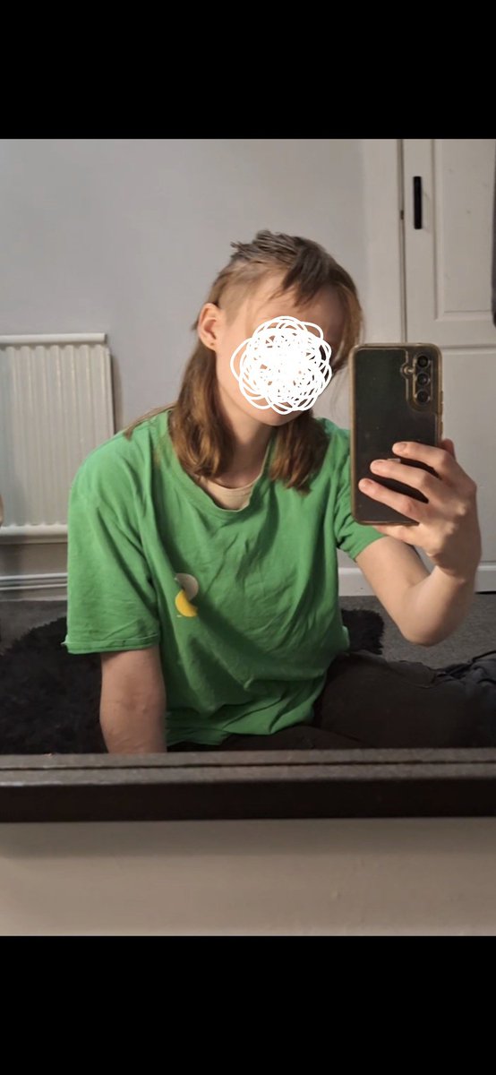 rxtt742's tweet photo. My current Fucked Up hair.. I cut a random chunk off and its given me the worlds ugliest 'fringe' ik trying to work with it 😭 https://t.co/Ix4vYXZ8R5