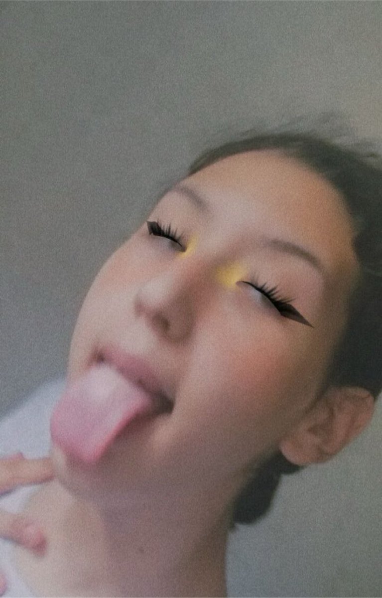 kvski2233's tweet photo. look at ur dumb fucking face long ass neck and bullying me for throwing up u bmi 30 i cant blame u for throwing hate cut urself👍 https://t.co/TRqGAzs7Yw