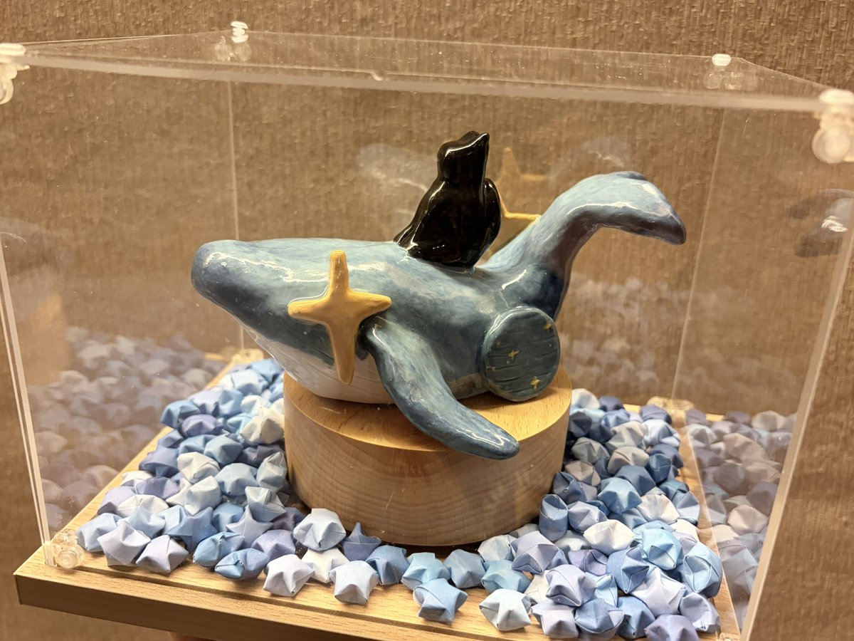 Boomontee's tweet photo. Happy BXXM Day✨

Gift for phi boom
it’s a ceramic🐋🐈‍⬛ and the bottom is a music box🎵

EVWU

#RVW 
#BXXMRVW https://t.co/2Iq4wFFZeb