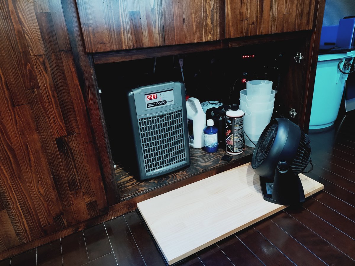 Prairie_AQUA's tweet photo. ここなんとかする
■課題と対策案
①排気ファンモータ騒音（41dB）
　⇒ロースピード109S006に変更
　シリコンワッシャーにて振動軽減
②換気能力不足
　ファンモータ１台⇒４台（ロースピードなため）
　吸気口増（RA1520-BK）１枚⇒４枚
③排熱処理不足
　クーラー排気を直キャビネット背面から出す https://t.co/Fz61JFAy02