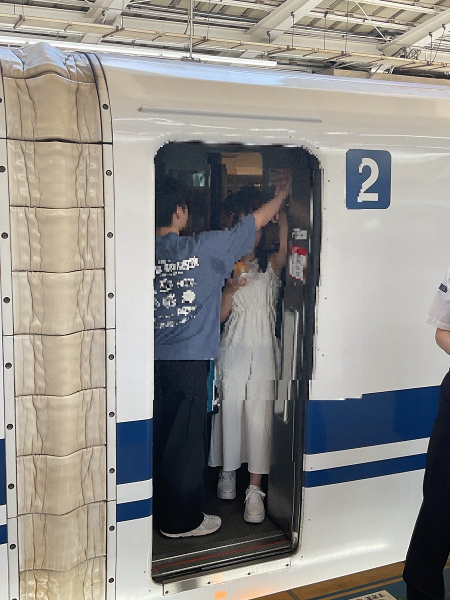 JRC_Tokyo_Sta's tweet photo. ＃ひかり号 の自由席混雑状況をお知らせします。

 #東京駅 10:33発「ひかり639号」の自由席は、東京駅出発時点で、デッキにお立ちのお客様がいらっしゃる状況です。         

 本日「のぞみ号」に自由席はありませんが、デッキで立席にてご利用いただけます。 あわせてご利用ください。   なお、11:03発「ひかり709号」の自由席をお待ちの列も混雑してまいりました。   #東海道新幹線 #お盆 #混雑

また本日は早朝から日差しも強く、ホーム上も暑くなっております。列車をお待ちの際は、こまめな水分補給で熱中症には十分ご注意ください。
