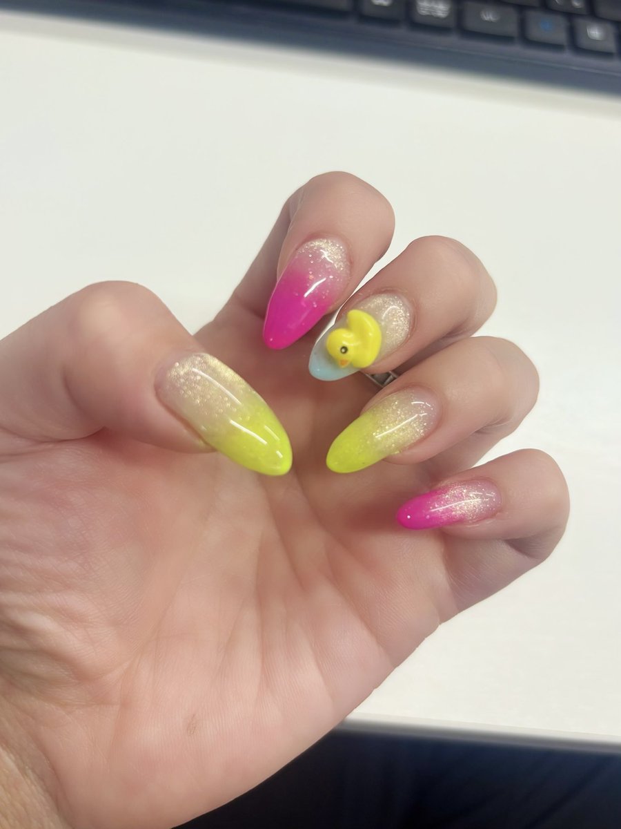 haAaAaAnyann's tweet photo. 今年のK4GPネイルはこちら💅✨何故か🐥付きwww
母ありがとう😊💕
#s660 #S660 #K4GP #ネイル #チュッパチャプス号 #ゼストモーション #ТЗТЕС #Link-navi #ZESTMOTION
#BODYSHOPカミムラ #t-racing
#44GCARS #BSミーティング
#mostエンジニアリング #FUNTIME
#SSR #アートファクトリー https://t.co/iAY5cK3xOQ