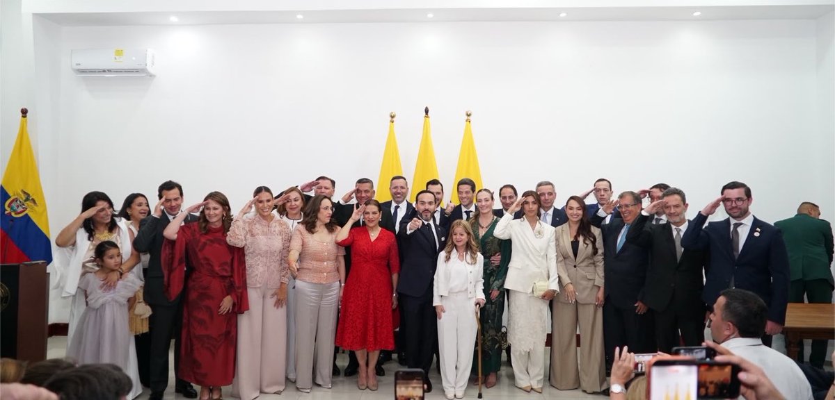 jrestrp's tweet photo. Felicitaciones al gabinete de la #PatriaMilagro. 

Colombianos dispuestos a dejar el corazón para servirle al país. Hay muchos desafíos por enfrentar, pero con el liderazgo del presidente @ABDELAESPRIELLA sacaremos a nuestra nación adelante.

¡Qué gran día ha sido este 7 de agosto!