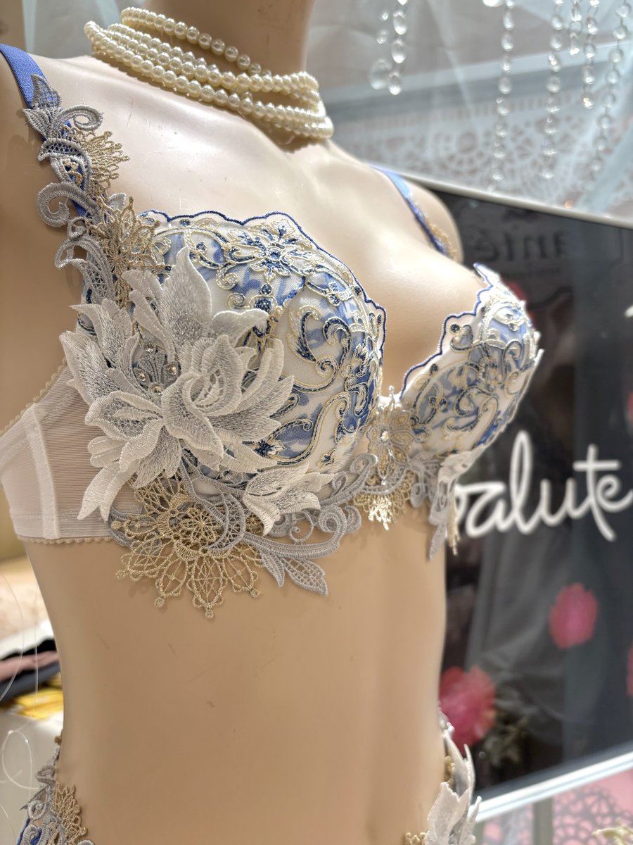intesucre_news's tweet photo. ルミネエスト店でも
サルート42グループが大人気です💙🫧

エーゲ海の美しい島でのバカンスを思い浮かべ、
ゴージャスな夏を提案するグループ☺️

カップはオンプリントレースをあしらい、
奥行きのある美しさを表現💎

身につければ、
ハイファッションを着ている気分に✨ https://t.co/wNJMtRqSfq