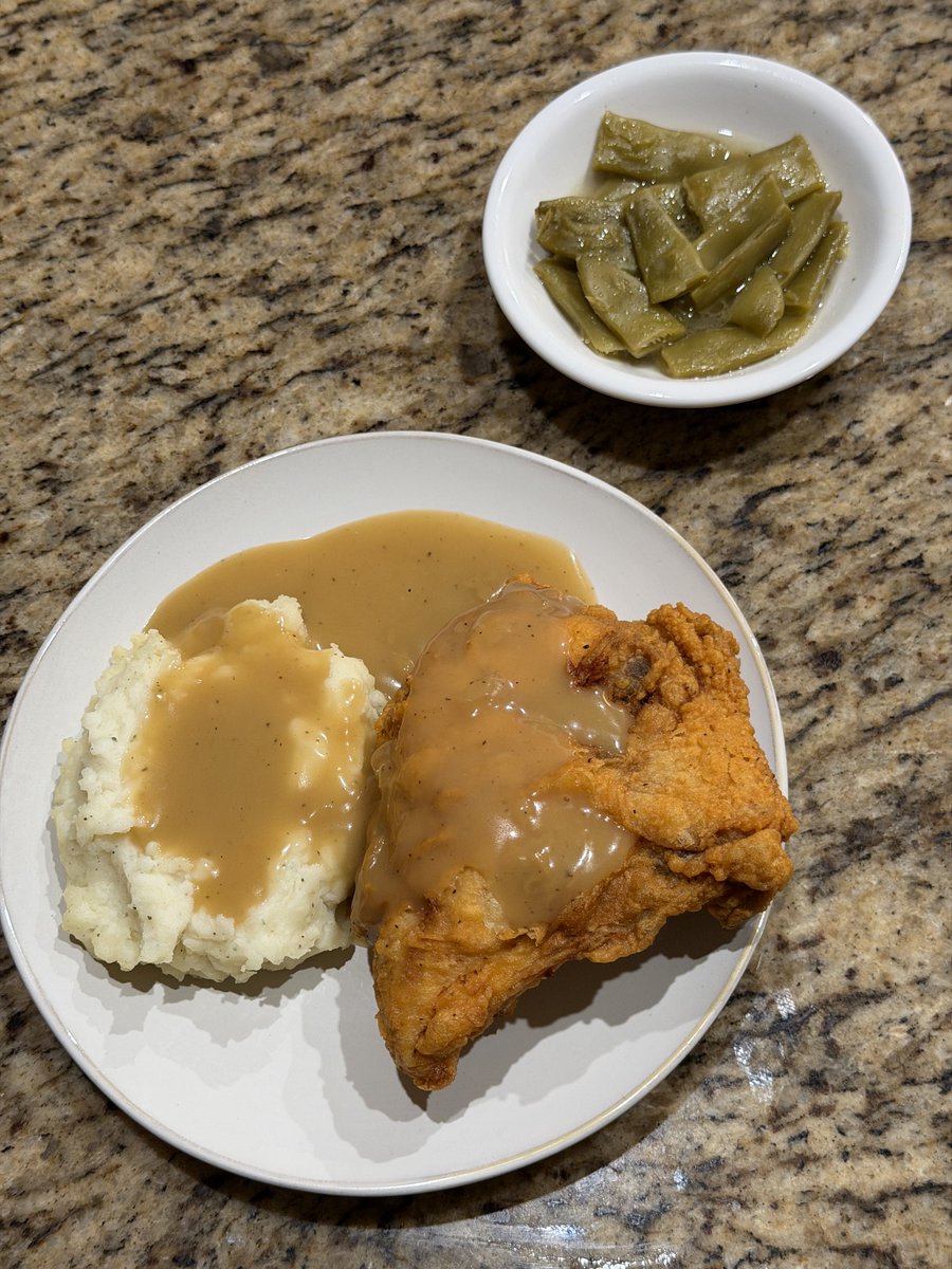 StacyRandy's tweet photo. Just a Kroger fried chicken dinner night they have the best chicken https://t.co/vbrJRH23AC