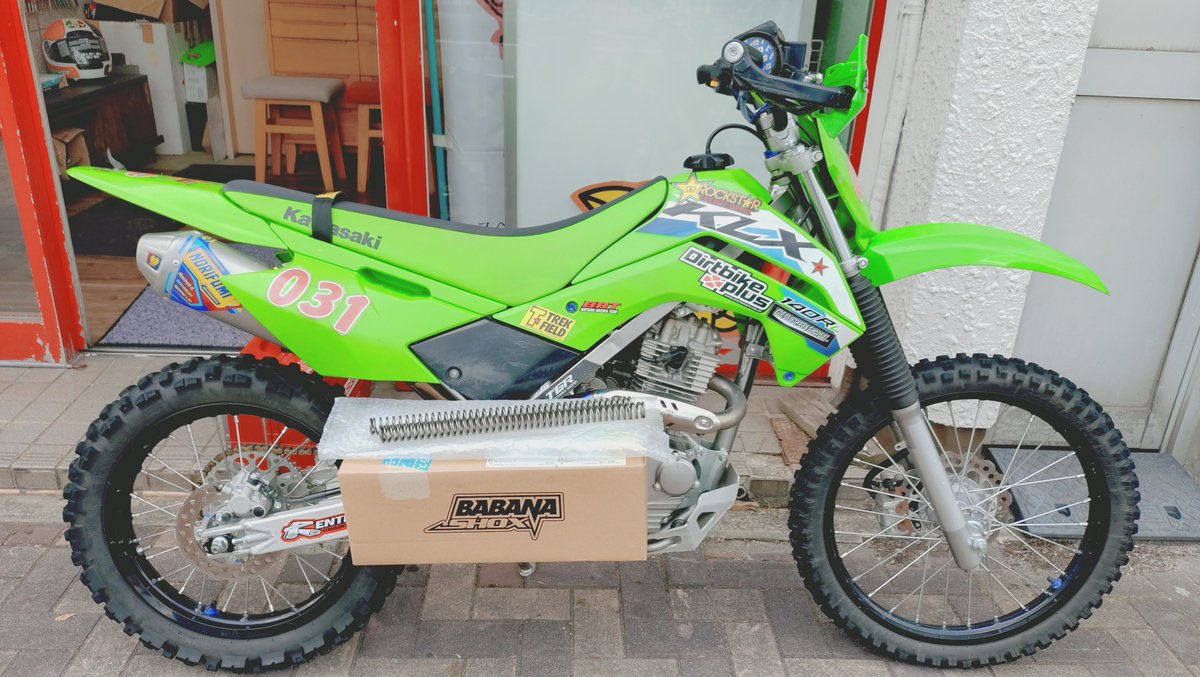 Torachan1169's tweet photo. ババナショックス製のKLX140RL用の強化フロントフォークスプリング来た〰️　ババナショックスさんからはまだ正式リリースされてないみたいですけど、爺ヶ岳のイベントでDBさんにお尋ねしたらテストも終わったから送ってあげるとお話できて購入！��日組み込みして、明日はMX-TOYOTAでノノちゃん走行会！ https://t.co/6ovtdw6JGU