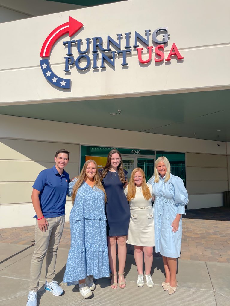 diana_s_here's tweet photo. What a week at HQ! 🇺🇸

Getting to spend this week with our incredible new hires has me more expectant than ever for all that’s ahead this year.

And Team Southern, what an honor it is to lead, serve, and fight for this mission alongside you. So grateful for this team, the hearts behind it, and all that’s to come.
The best is yet to come. Let’s get to work! 🇺🇸

@TPUSA  @tpusastudents