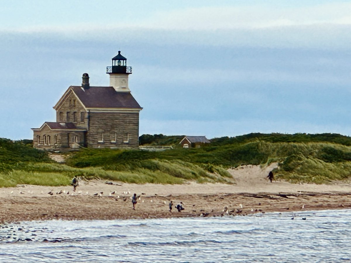 yankegrl22's tweet photo. Happy national light house day!! #lighthouse #blockisland #connecticut https://t.co/wZPVf4ozK1