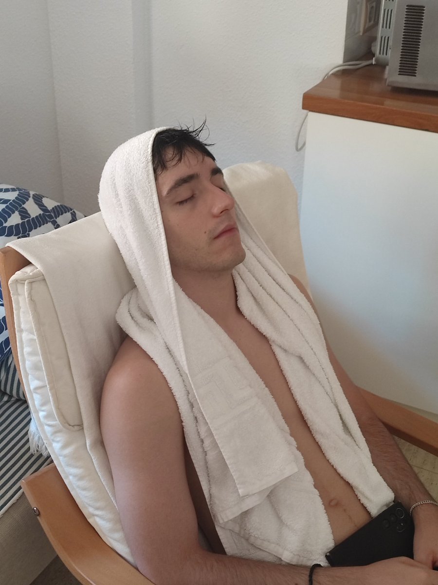 Manking___'s tweet photo. Cómo atravesar el mar menor paso 2:
Día tranquilibirillio, agua caliente, pepe paga los wats. Miedo miedo miedete https://t.co/teKDEvtjAg