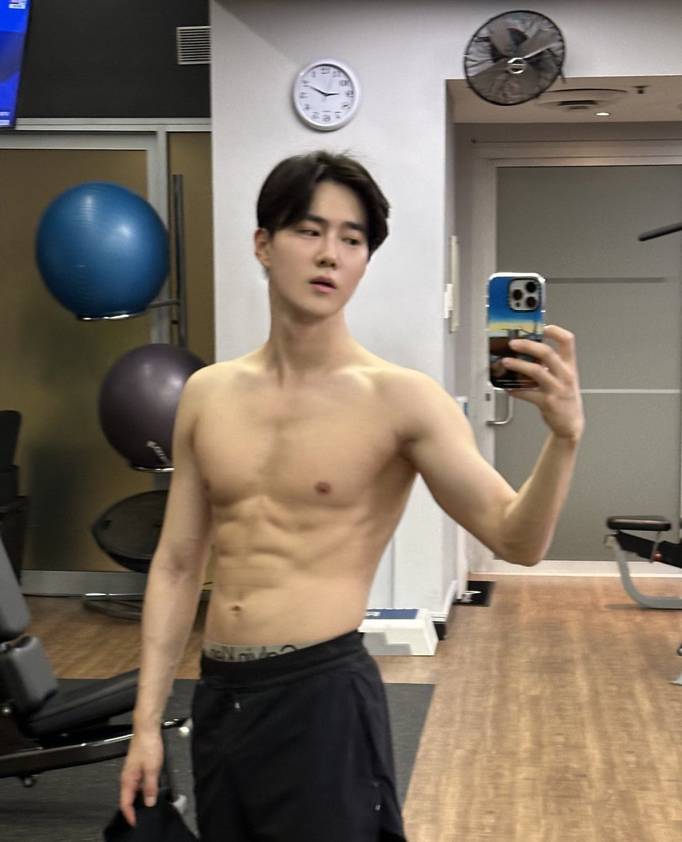 SUHOLOOK's tweet photo. #SUHO #수호 https://t.co/ZFeBXI2POg