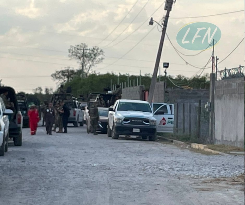 fuente_noticias's tweet photo. ✍️ #TomeNota 🚨🚔🚨 #Tamaulipas Aseguran predio y autotanques con combustible en #CiudadVictoria
 https://t.co/Ph44DFlxqt https://t.co/yKZYc8HZ92