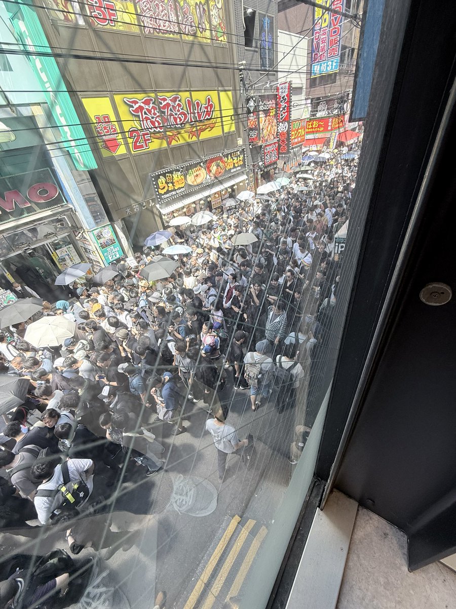 risu_pc1908's tweet photo. 思ったより凄い人…
熱中症にならないようにお気をつけて

世界猫の日なので猫カフェでまったりしてきます✨ https://t.co/ynK8BrCJV5
