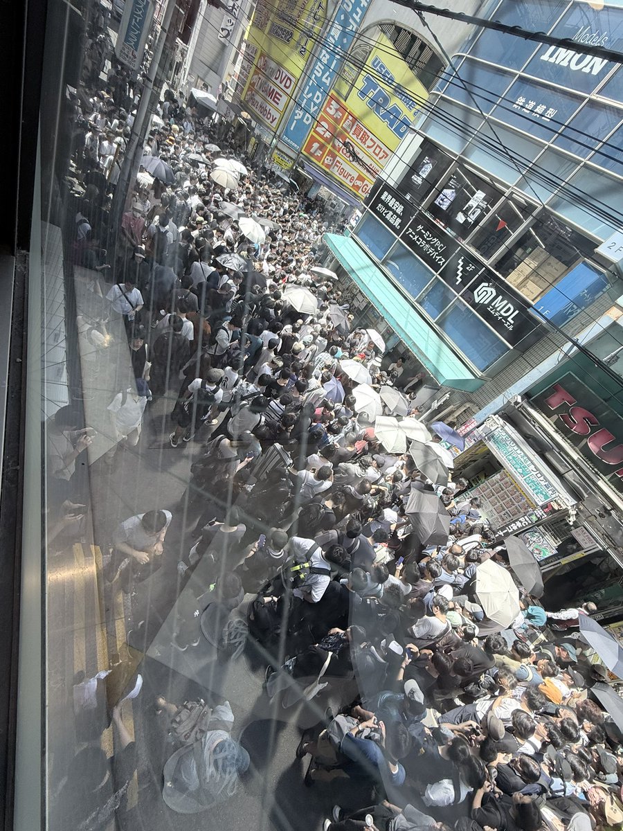risu_pc1908's tweet photo. 思ったより凄い人…
熱中症にならないようにお気をつけて

世界猫の日なので猫カフェでまったりしてきます✨ https://t.co/ynK8BrCJV5