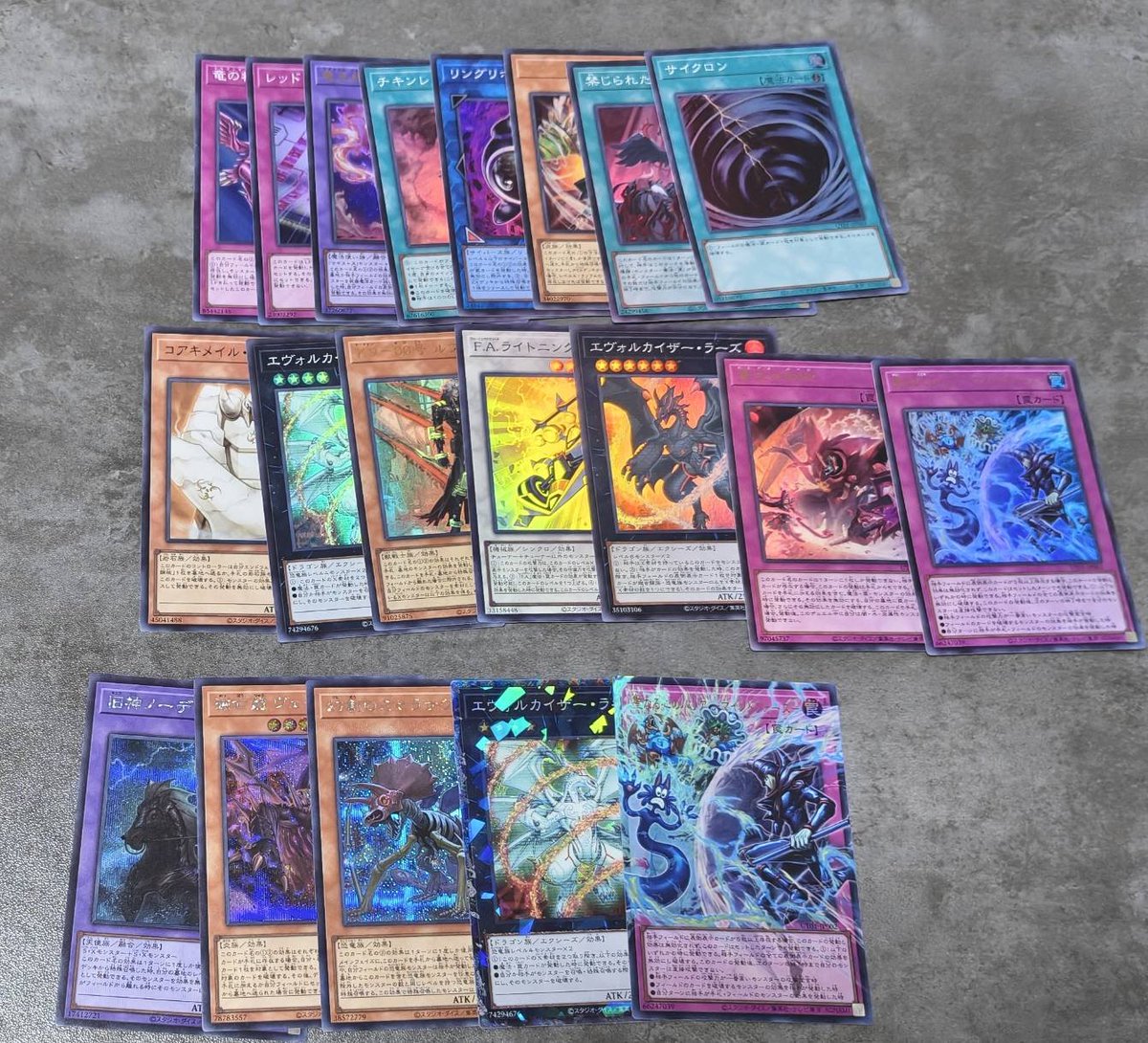 pokemon_una's tweet photo. ユーティリティ5パックだけ買ったらオバフレ出て神 https://t.co/Hivy9ddMDz