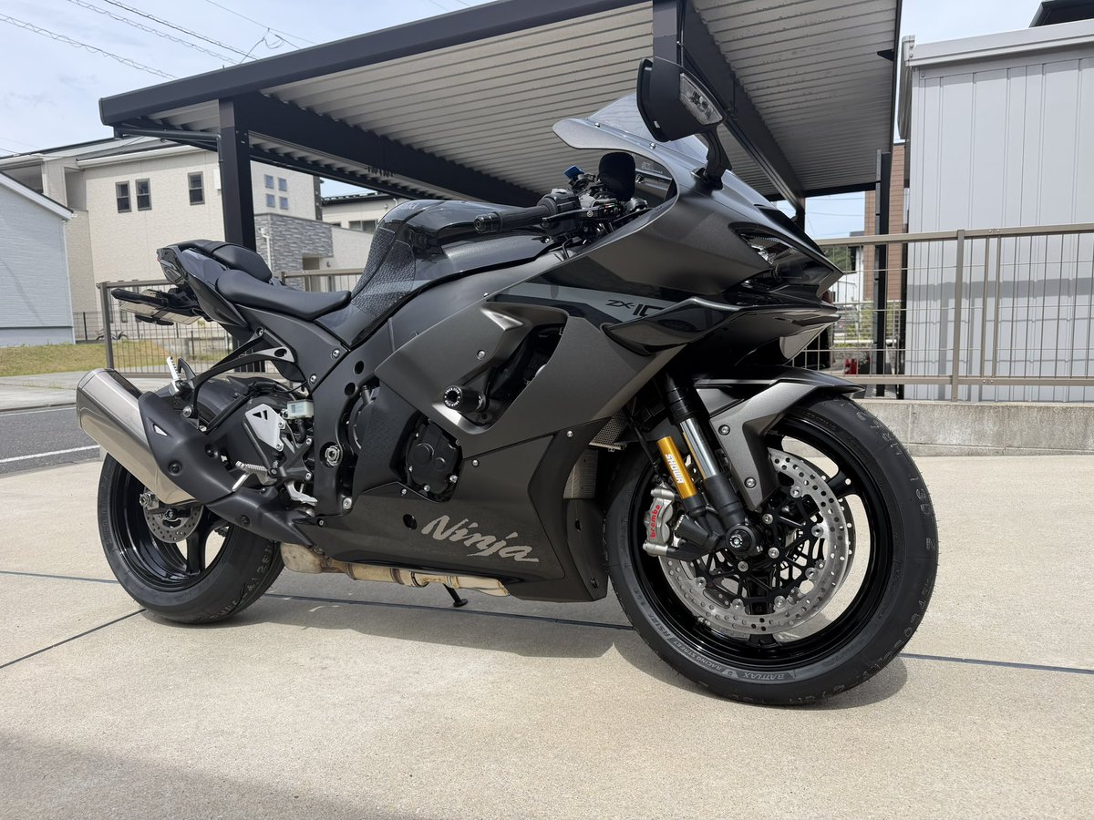 SuZ900's tweet photo. 長らくXを更新してませんでしたが、、
昨日2026モデルのZX-10Rをお迎えしました。
久しぶりのセパハンにリッターSSなので怖いです。
 #カワサキ #ZX-10r https://t.co/oJdmTokM8a