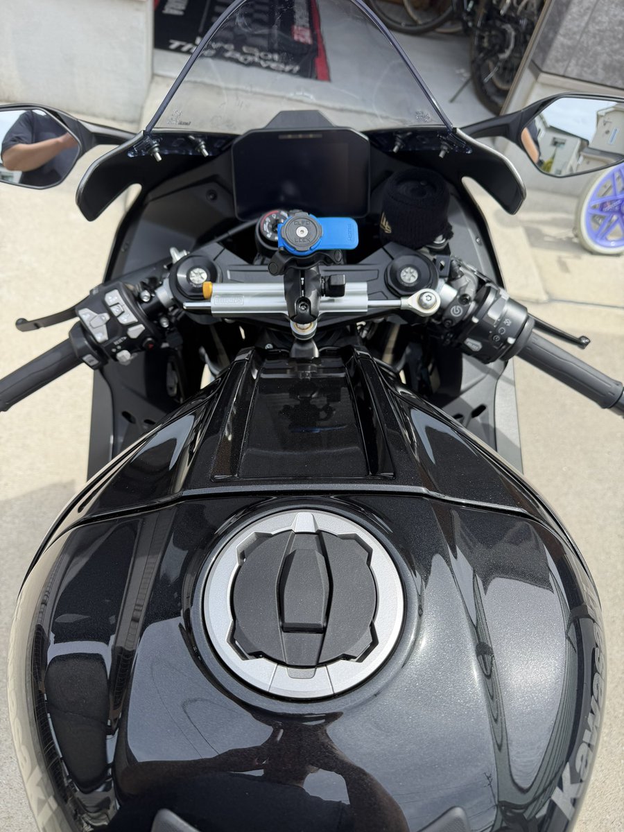 SuZ900's tweet photo. 長らくXを更新してませんでしたが、、
昨日2026モデルのZX-10Rをお迎えしました。
久しぶりのセパハンにリッターSSなので怖いです。
 #カワサキ #ZX-10r https://t.co/oJdmTokM8a
