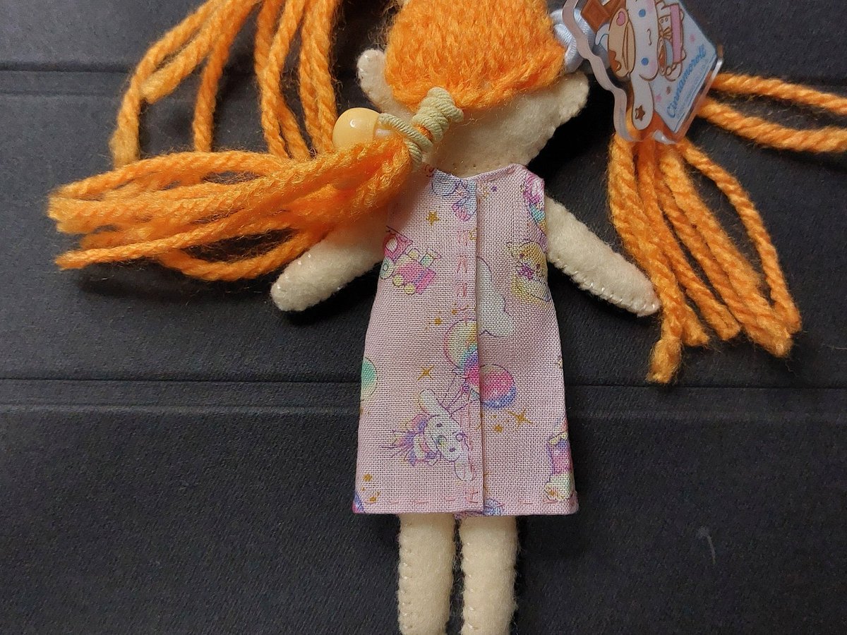 ja7tnt's tweet photo. 娘に「寝てるあいだにつくっておいてね😊」って言われて、平日夜に夜なべして作りましたよ。シナモン柄のワンピース。正面の柄をうまく取れたな😏（自画自賛）
後ろは小さなマジックテープを縫い付けた。
本人も喜んでくれてよかったです(^｡^) https://t.co/Zq2qK1SANw
