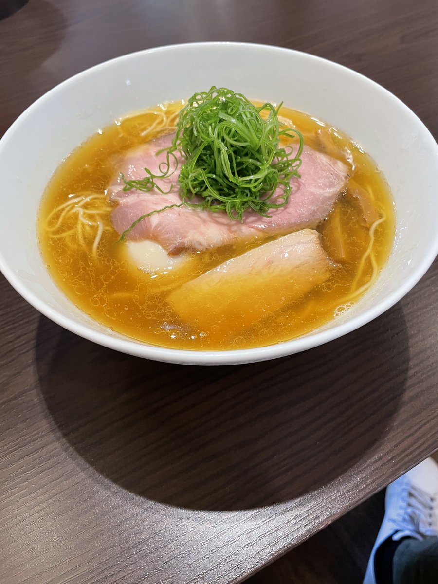 23ND23DP's tweet photo. 中華そば 卯月屋栃木県小山市

味玉煮干しそば

9ヶ月ぶり
スープひと口目で完飲確定💕
煮干の良い香り🎶何より旨味が凄い😆
麺をリフトアップして、口に入れる前に”コイツやばい麺だ”って分かる😁
口に運べば抜群に旨過ぎて感動の逸品👍

次回は塩をいただきたい🎶

ご馳走様でした🙇‍♂️ https://t.co/GFMTwZi3eh
