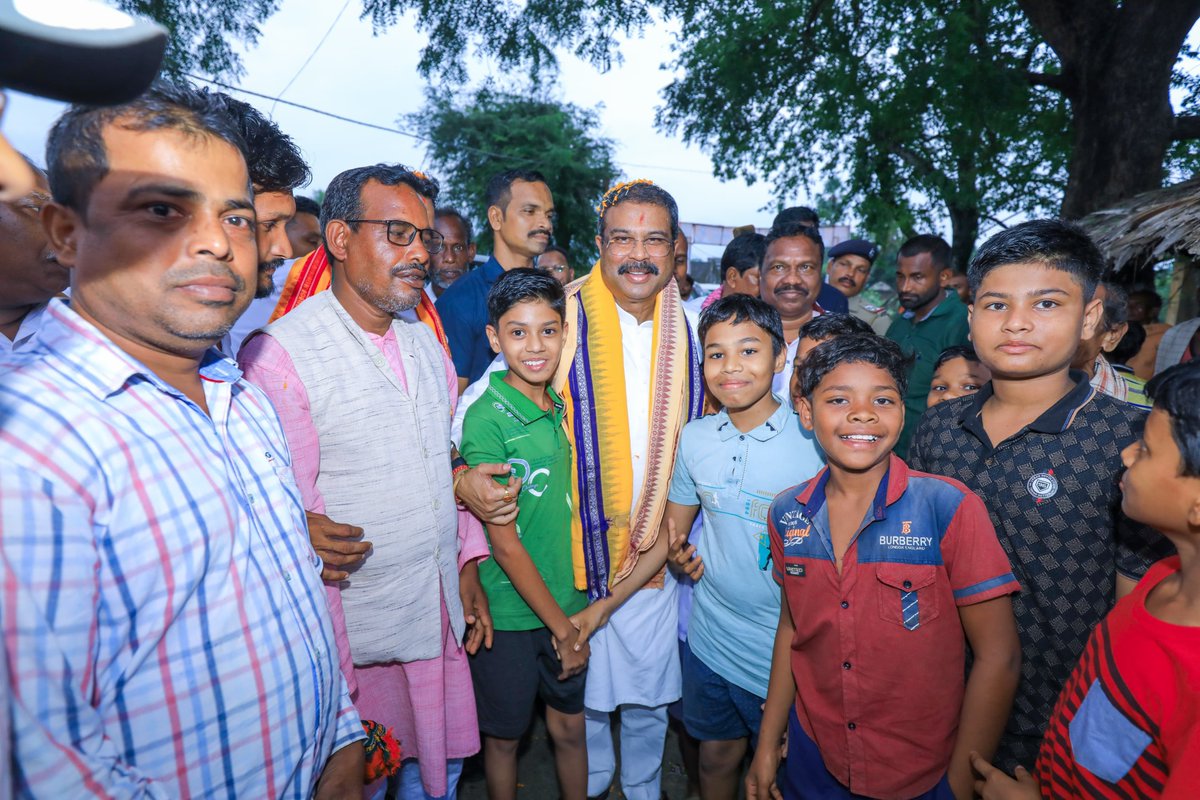 OfficeDp's tweet photo. କିଶୋରନଗରର ଆବାଳବୃଦ୍ଧବନିତାଙ୍କ ସ୍ନେହ, ଆଶୀର୍ବାଦ ଓ ଭଲପାଇବା ମୋ ପାଇଁ ସବୁବେଳେ ସ୍ମରଣୀୟ ହୋଇରହିବ । https://t.co/dnDWIFJR9X