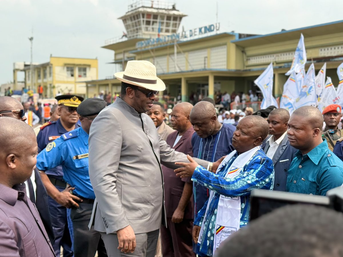 FPubliqueRDC's tweet photo. 🇨🇩 Du Sankuru au #Maniema, l’itinérance administrative se poursuit.

Après l’étape de Lodja, le Vice-Premier Ministre Jean-Pierre @LihauEbua est arrivé à #Kindu, dans la province du Maniema, pour poursuivre sa mission de proximité et accompagner le renforcement de la gouvernance administrative au cœur des provinces.

Une Administration Publique plus proche, des réformes au plus près du terrain.

#FonctionPubliqueRDC #Maniema #Kindu #Réformes