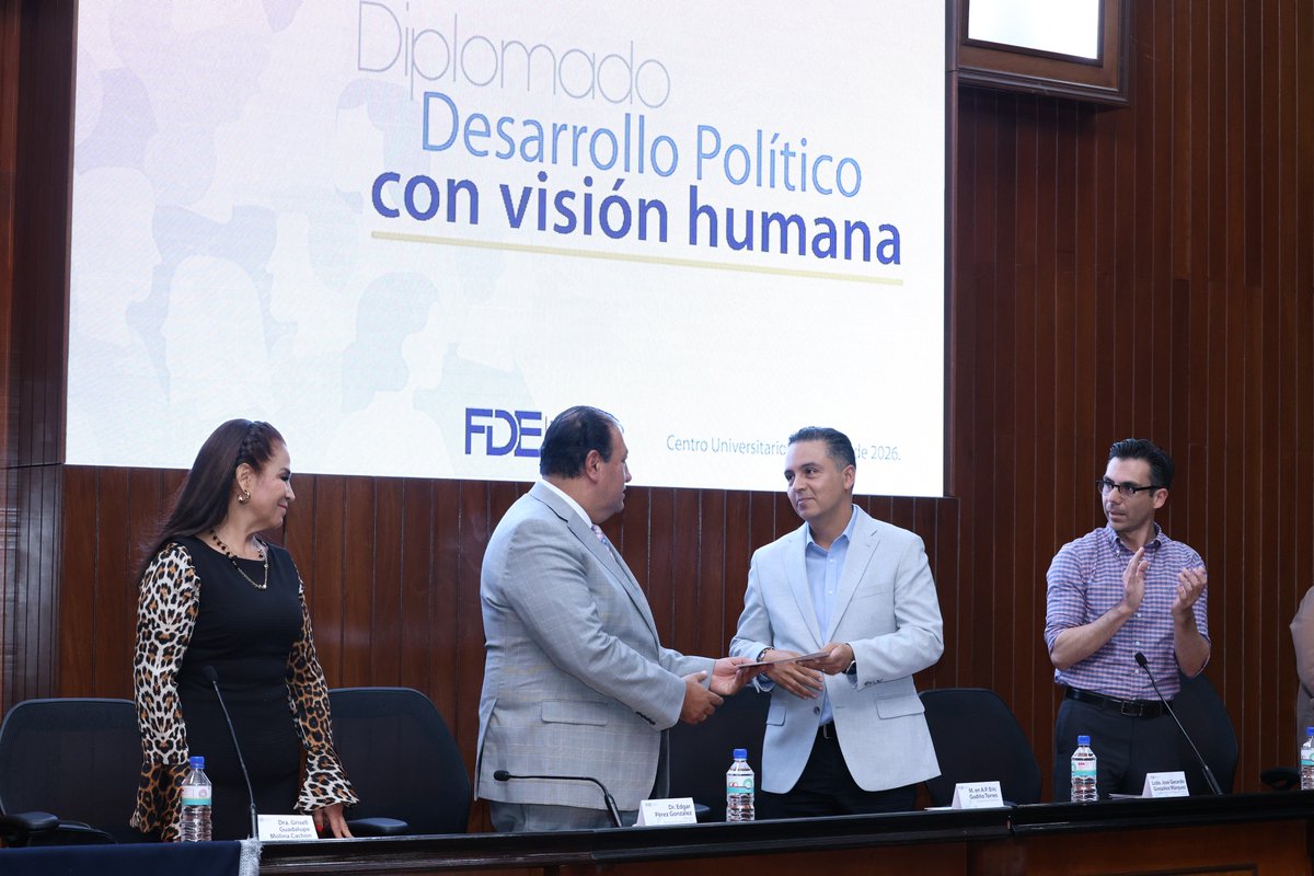 SEGOB_Queretaro's tweet photo. 🎓📃Concluyen servidores públicos profesionalización en Desarrollo Político

El secretario de Gobierno, @Eric_gudino, encabezó la ceremonia de conclusión del diplomado en Desarrollo Político Humana, el cual fue impartido por la Facultad de Derecho de la @UAQmx.

Durante este acto académico, el funcionario estatal reconoció que profesionalizar en materia de gobernanza, desarrollo político, concertación social y política a las personas servidoras públicas, encargadas de realizar dichas funciones en el Poder Ejecutivo del Estado de Querétaro y sus municipios, garantiza un servicio público de calidad, que se ve reflejado en las personas que se atienden en el día a día.

Gudiño Torres agradeció la participación de la comunidad estudiantil de la #UAQ, el sector privado, así como de las personas funcionarias públicas del Poder Ejecutivo del Estado y de los municipios de Colón, Pinal de Amoles, Jalpan de Serra, Peñamiller, Ezequiel Montes, Querétaro y San Juan del Río, a quienes reconoció por sumarse a este diplomado.

A esta ceremonia de clausura asistieron el director de la Facultad de Derecho, UAQ, Edgar Pérez González; el secretario Académico de la Facultad de Derecho, Emilio Paulín Larracoechea; el subsecretario de Desarrollo Político y Social, José Gerardo González Márquez, así como las y los docentes que impartieron las diversas temáticas de este programa de estudios.

#AquíContigo