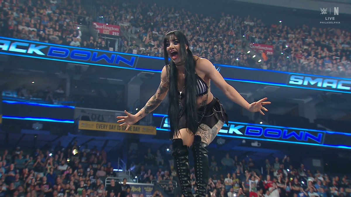 EliteClubS0B's tweet photo. 🚨 TATUM PAXLEY HAS ARRIVED 🚨

ALEXA BLISS JUST RETURNED AND BROUGHT OUT TATUM PAXLEY WITH HER! 🤯🔥

#SmackDown https://t.co/4SAUG9HZ5Q