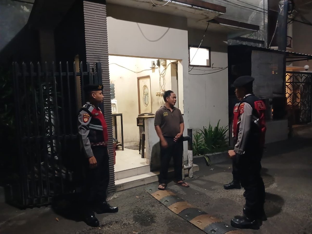 SabharaBatu's tweet photo. Polda NTB Gelar Patroli Dialogis Presisi, Imbau Warga Waspada C3 dan Kejahatan Lainnya Guna mengantisipasi potensi gangguan kejahatan serta menciptakan situasi kondusif https://t.co/3EJFBCiY8J