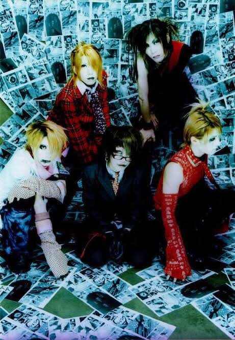 EDaM_Official's tweet photo. ガゼット

Dr.由寧さん脱退後⋯

ex-La'DeathtopiA
ex-Mareydi†Creia'
Dr.戒さん加入⋯

レーベルも移籍
Eternal
↓
PS COMPANY

勢いがだんだん増してきた時のガゼット

まだthe GazettE表記になる前の初期時代です

泥だらけの青春は⋯
世の中の大人への反抗的な気持ちの歌詞が凄く心に響く曲で⋯

初期のガゼットらしいカッコ良い曲

流鬼ちゃんの歌い方も今とは全然違って新鮮さがあります

初期のガゼットも沢山の方々に聴いてもらいたいです

ガゼット
ヴィドール・ガゼット
カップリングツアー
「暴動区六丁目劇場」
2003/10/08 Release
会場限定販売CD
Limited 1000枚
泥だらけの青春/赤いワンピース

『泥だらけの青春』
https://t.co/xJlzMPKpHF