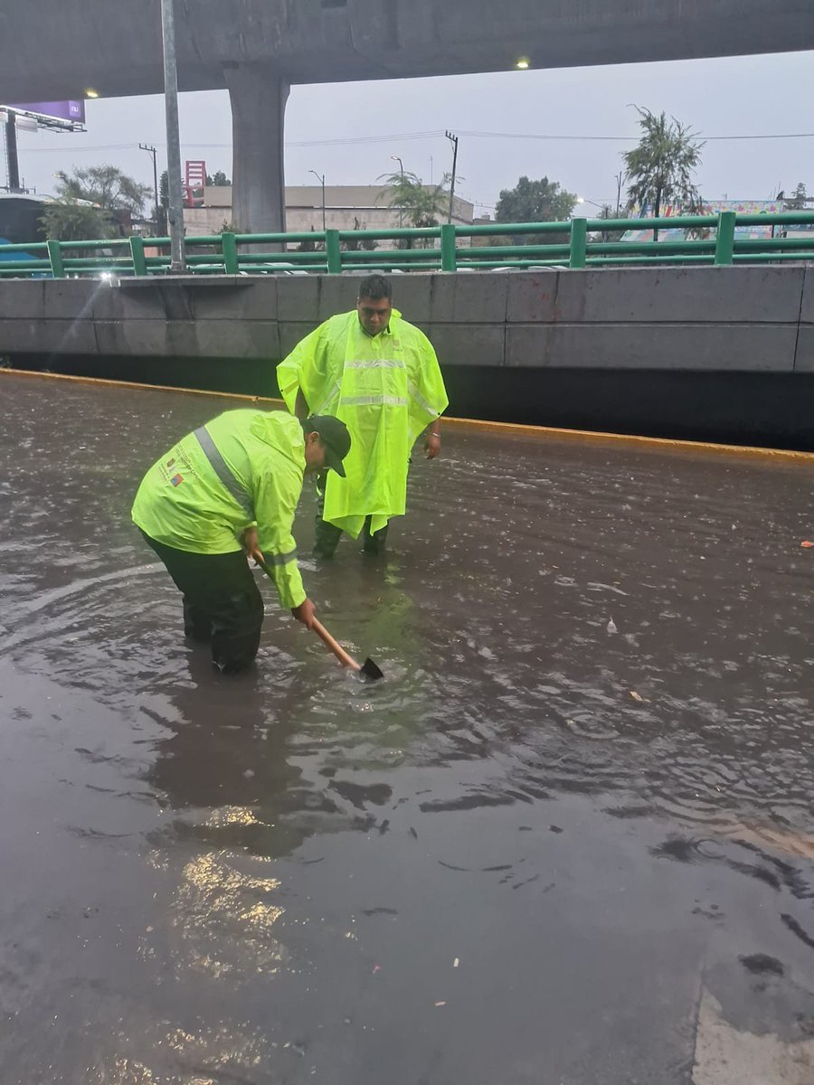 MXReferencia's tweet photo. #CDMX

La @SGIRPC_CDMX informó sobre trabajos de desazolve y limpieza a cargo de @SEGIAGUA en las alcaldías @TlalpanAl, @Alcaldia_Coy, @AlcaldiaAO y @ALaMagdalenaC, tras las intensas lluvias registradas esta tarde en la ciudad.⛈️ https://t.co/Q90xtu54Dy
