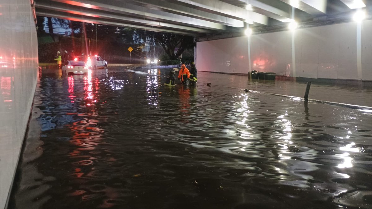 MXReferencia's tweet photo. #CDMX

La @SGIRPC_CDMX informó sobre trabajos de desazolve y limpieza a cargo de @SEGIAGUA en las alcaldías @TlalpanAl, @Alcaldia_Coy, @AlcaldiaAO y @ALaMagdalenaC, tras las intensas lluvias registradas esta tarde en la ciudad.⛈️ https://t.co/Q90xtu54Dy
