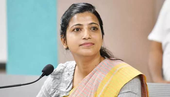 Telugu360's tweet photo. ఐఏఎస్ ఆమ్రపాలికి పోస్టింగ్ లేని బదిలీ

ఏపీలో విధులు నిర్వహించేందుకు సీనియర్ ఐఏఎస్ కాట ఆమ్రపాలి అయిష్టత చూపుతున్నారు. గత మూడు నెలలుగా ఆమె వరుస సెలవుల్లోనే ఉండటంతో పర్యాటక శాఖ నుంచి తప్పించి, జీఏడీ లో రిపోర్ట్ చేయాలని ఆదేశాలు జారీ చేసింది.

తెలంగాణ క్యాడర్‌లోనే కొనసాగేందుకు చేసిన అన్ని ప్రయత్నాలు విఫలమయ్యాయి. తప్పనిసరి పరిస్థితుల్లో ఏపీలో చేరినప్పటికీ విధుల్లో క్రియాశీలకంగా ఉండటం లేదు!

రాష్ట్రంలో సమర్థులైన అధికారుల అవసరం ఉన్న సమయంలో, సీనియర్ ఐఏఎస్ ఇలా విధులకు దూరంగా ఉండటంపై సచివాలయ వర్గాల్లో అసంతృప్తి నెలకొంది. ప్రభుత్వం జీఏడీకి బదిలీ చేయడంతో ఆమె మళ్లీ సుదీర్ఘ సెలవు పై వెళ్తారా లేక ఏపీలోనే బాధ్యతగా పనిచేస్తారా?

#AmrapaliKata
