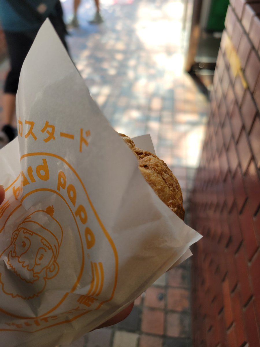 BR_6340's tweet photo. ビアードパパのシュークリーム100円は今日迄です！西武新宿駅店、11時の開店まで店の前で待っちゃったw https://t.co/WH2ZqASpWZ