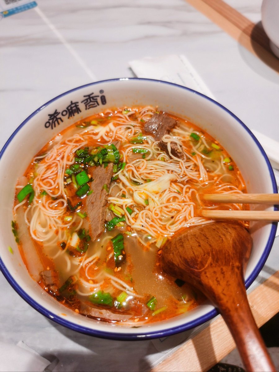 ReinaSmith9's tweet photo. Midnight ramen steam curls, warming cold hands, one warm bowl for all the tired souls still wandering home. https://t.co/kbySkCdV5y