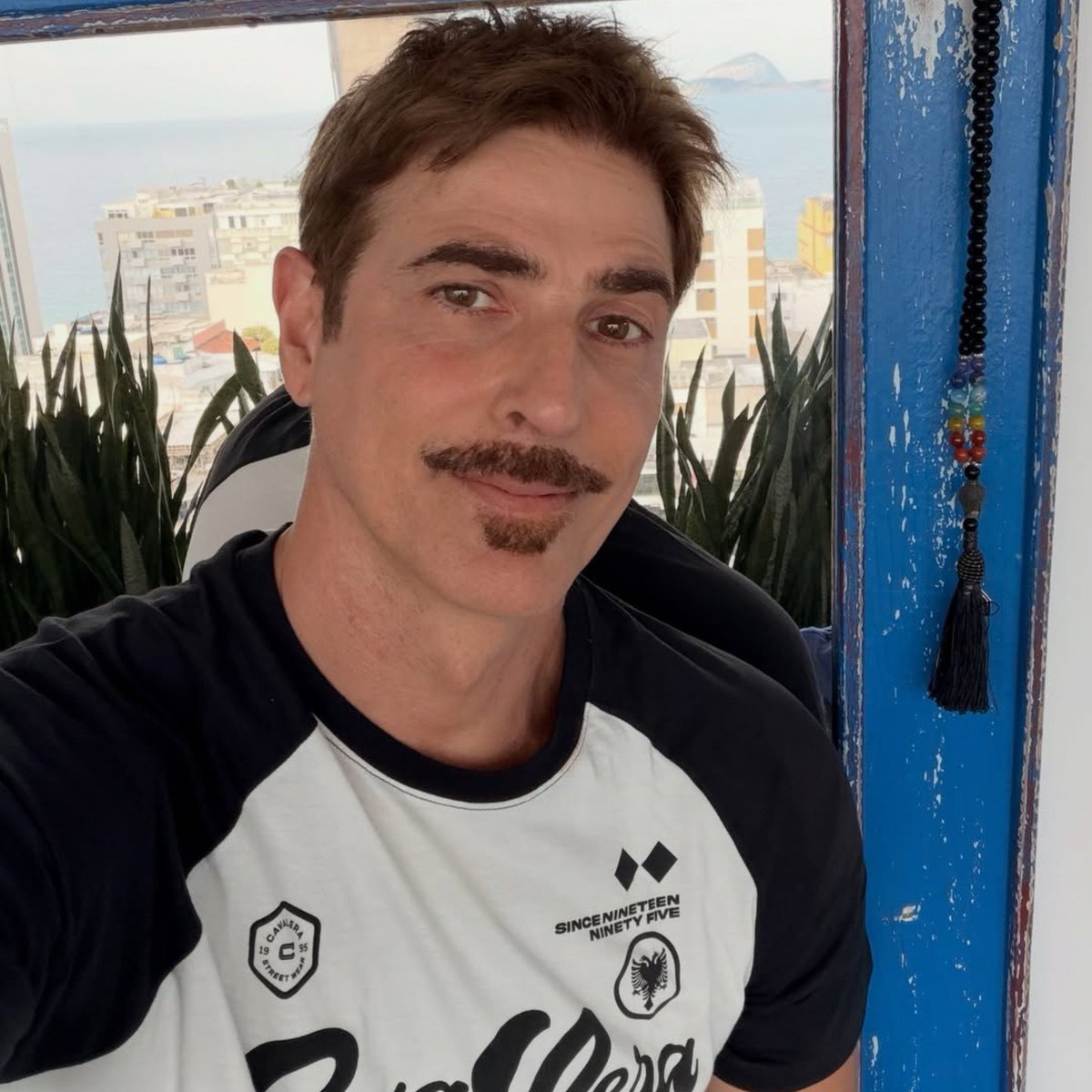efofoquinha's tweet photo. 🐍 Reinaldo Gianecchini em novas fotos com seu "bigodinho", aprovado? https://t.co/MWvRbrx5V2