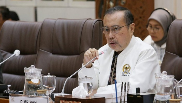AlFatih347's tweet photo. Kasus keracunan Makan Bergizi Gratis (MBG) makin nambah aja. Terbaru di Bogor dan Papua. Wakil Ketua Komisi IX DPR Yahya Zaini udah angkat bicara.

Dia ngapresiasi BGN yang udah mulai bersih-bersih:
➤ 883 dapur ditutup
➤ 137 kepala SPPG diberhentikan
➤ 144 dapur ketahuan tetep dibayar padahal gak beroperasi

Tapi menurut Yahya itu belum cukup. Dia minta investigasi tuntas biar gak keulang, plus pengawasan ketat yang libatin sekolah, orang tua, dan dinas kesehatan.

Dia juga kasih opsi buat orang tua yang anaknya sakit setelah makan MBG: tempuh jalur hukum. "Apakah kasus keracunan merupakan tindak pidana atau bukan, serahkan kepada aparat penegak hukum," katanya.

Di sisi lain, Kepala BGN Sudaryono udah copot kepala SPPG Jayapura buntut kasus keracunan di Distrik Depapre. Tim udah dikirim ke sana buat investigasi.

Hasil sementaranya? "Masaknya kecepetan," kata Sudaryono. Katanya BGN lagi berpacu melawan waktu. "Tidak boleh ada keracunan lagi. Tidak boleh lagi."

Yang jadi pertanyaan: kok baru ketahuan setelah banyak anak sakit? Dan kenapa dapur yang gak beroperasi masih tetep dibayar?