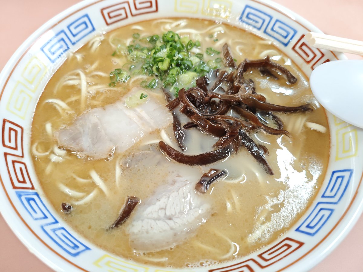 mituki_udon's tweet photo. 博多ラーメンの源流と言われるお店の一つ。
平たい麺はツルツルとなめらかに唇を滑って入ってくる。
これは時々食べたくなるやつかも。 https://t.co/2e7D8DDl5v