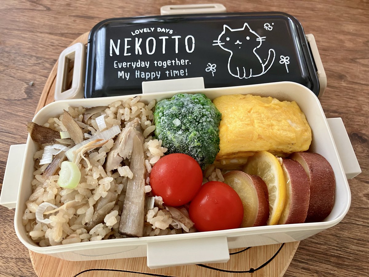 NsKITCHEN4's tweet photo. 娘は塾で通いの合宿中。ほぼ初めての塾弁！N’s KITCHENレシピを入れてみたよ。夜まで頑張れー！
#鶏ごぼう炊きこみごはん #さつまいものレモン煮 https://t.co/YLiBBcFIkZ