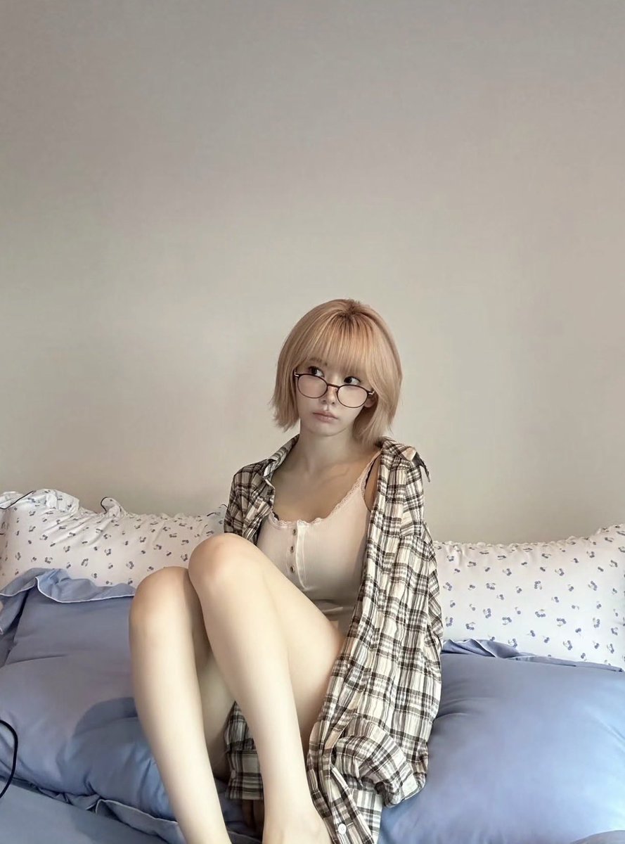 mugicara's tweet photo. like congrats to her girlfriend https://t.co/6QDmIhLgHH