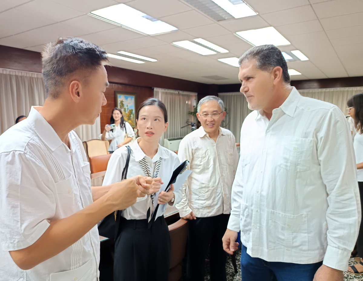 DvidTwit's tweet photo. 🇨🇳🤝🇨🇺 While the U.S. focuses it's attention and wastes taxpayer dollars to torture the Cuban people with a fuel blockade, China has announced a donation of 5000 solar panels for Cuban homes.

You can't blockade the sun! https://t.co/eJKcapJm1f