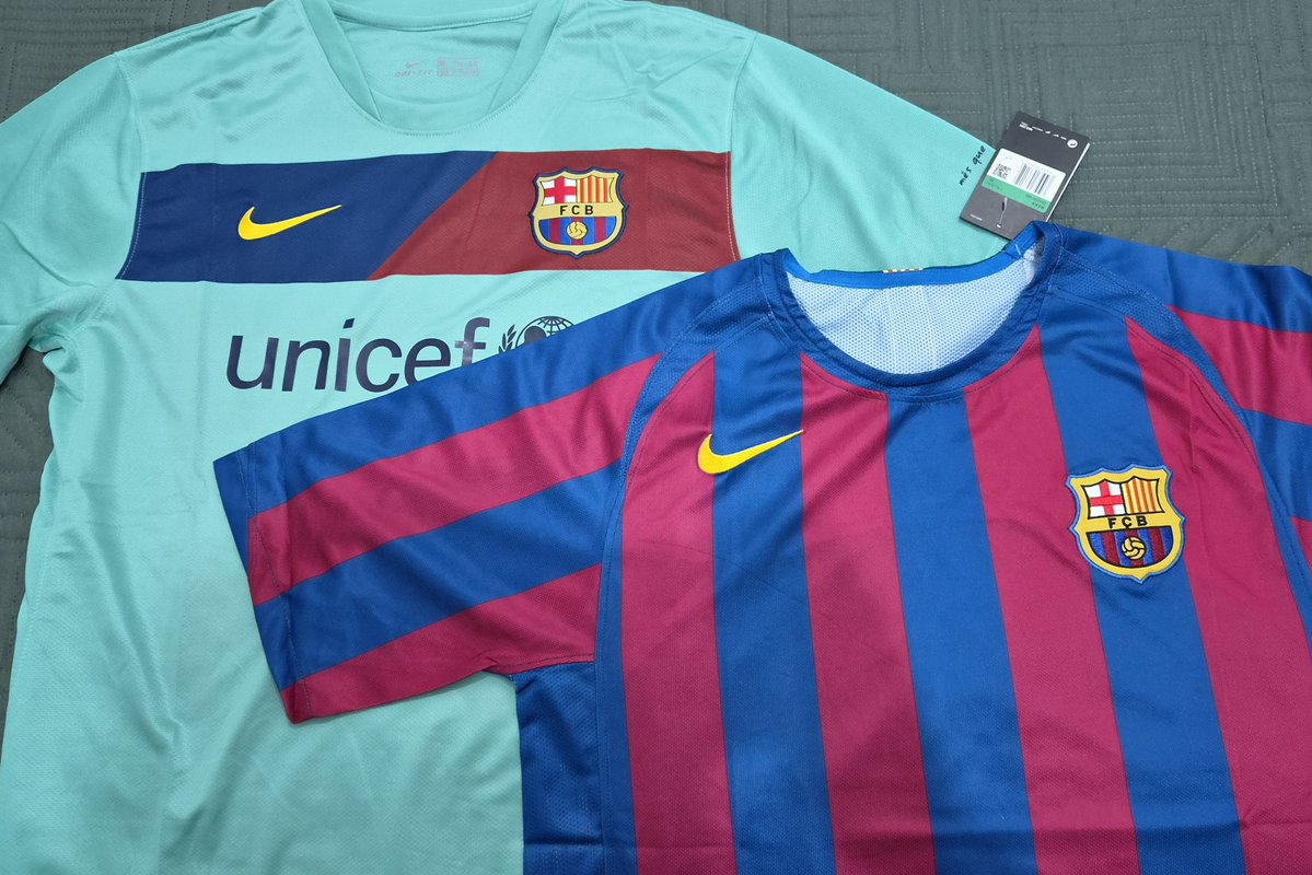 AzaelFonseca2's tweet photo. @OtroCuleMexa @kitiss003 Justo ayer me llegaron estas 2 joyas de kitiss. Los chinos me están ayudando a recuperar jerseys que usaba en la primaria jaja https://t.co/in30tboVhv