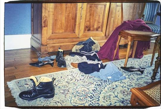 crawly909's tweet photo. tô lendo O Uso da Foto, da Annie Ernaux, ela e o Marc Marie tiravam fotos dos vestígios dos encontros amorosos, sem precisar mostrar nudez: as roupas jogadas no chão, a cama bagunçada, os objetos fora do lugar acho isso tão bonito e íntimo. quero muito fazer algo assim um dia https://t.co/BSZ20vHVvQ