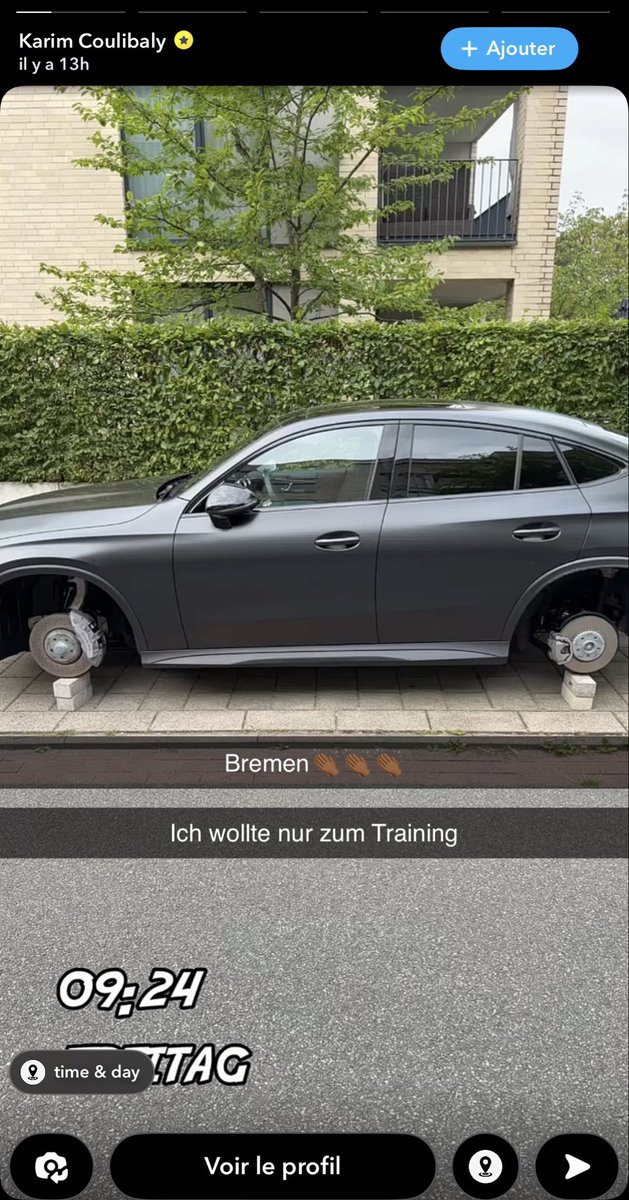 BundesInsider's tweet photo. Karim Coulibaly teve uma surpresa daquelas logo pela manhã de hoje. 

O zagueiro alemão de 19 anos do Werder Bremen saiu de casa para mais um dia de pré-temporada, mas encontrou seu carro completamente sem os quatro pneus.

O próprio Coulibaly mostrou a situação nas redes sociais. 

Apesar do prejuízo, conseguiu chegar normalmente ao treinamento depois que Salim Musah foi buscá-lo. 😅