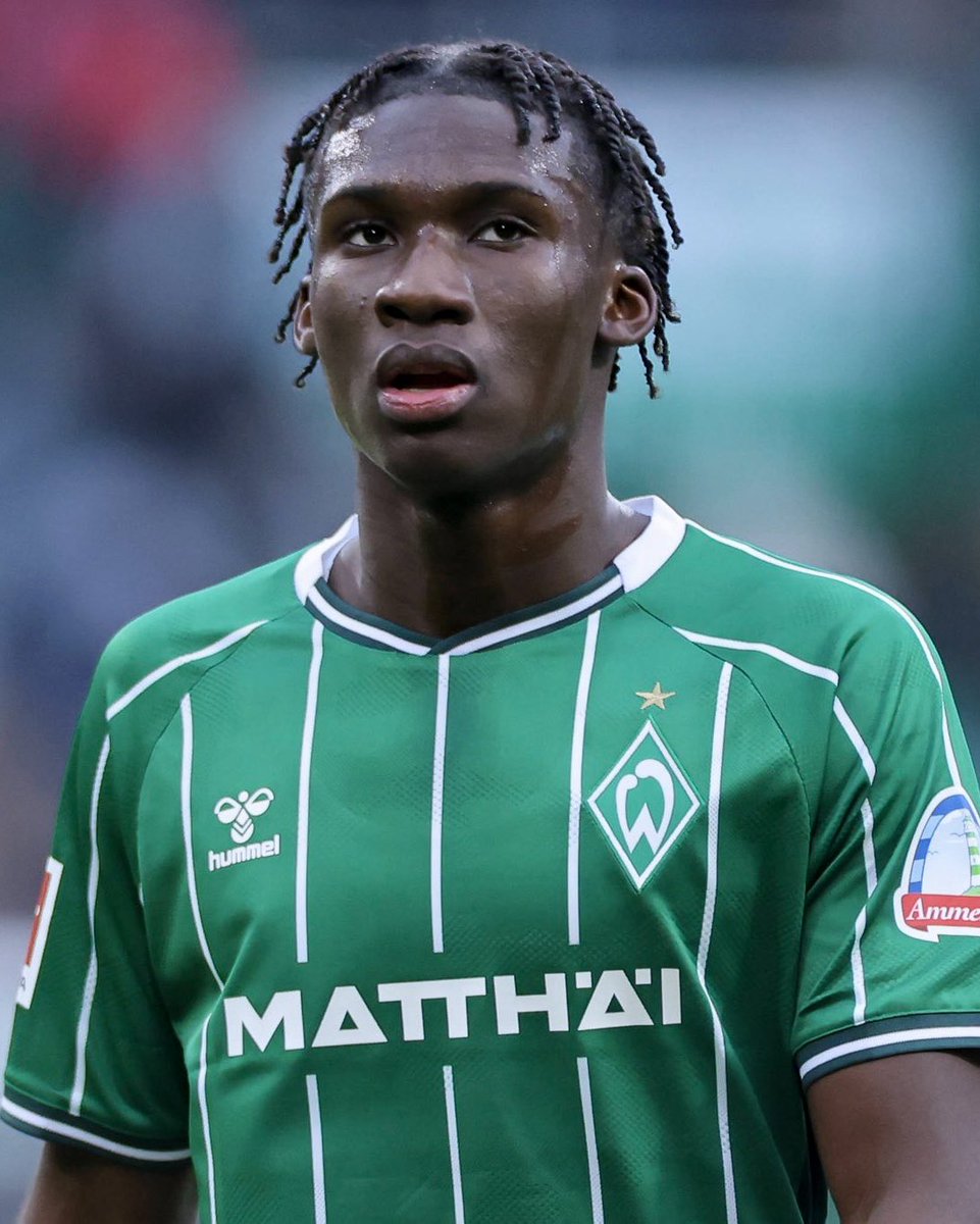 BundesInsider's tweet photo. Karim Coulibaly teve uma surpresa daquelas logo pela manhã de hoje. 

O zagueiro alemão de 19 anos do Werder Bremen saiu de casa para mais um dia de pré-temporada, mas encontrou seu carro completamente sem os quatro pneus.

O próprio Coulibaly mostrou a situação nas redes sociais. 

Apesar do prejuízo, conseguiu chegar normalmente ao treinamento depois que Salim Musah foi buscá-lo. 😅