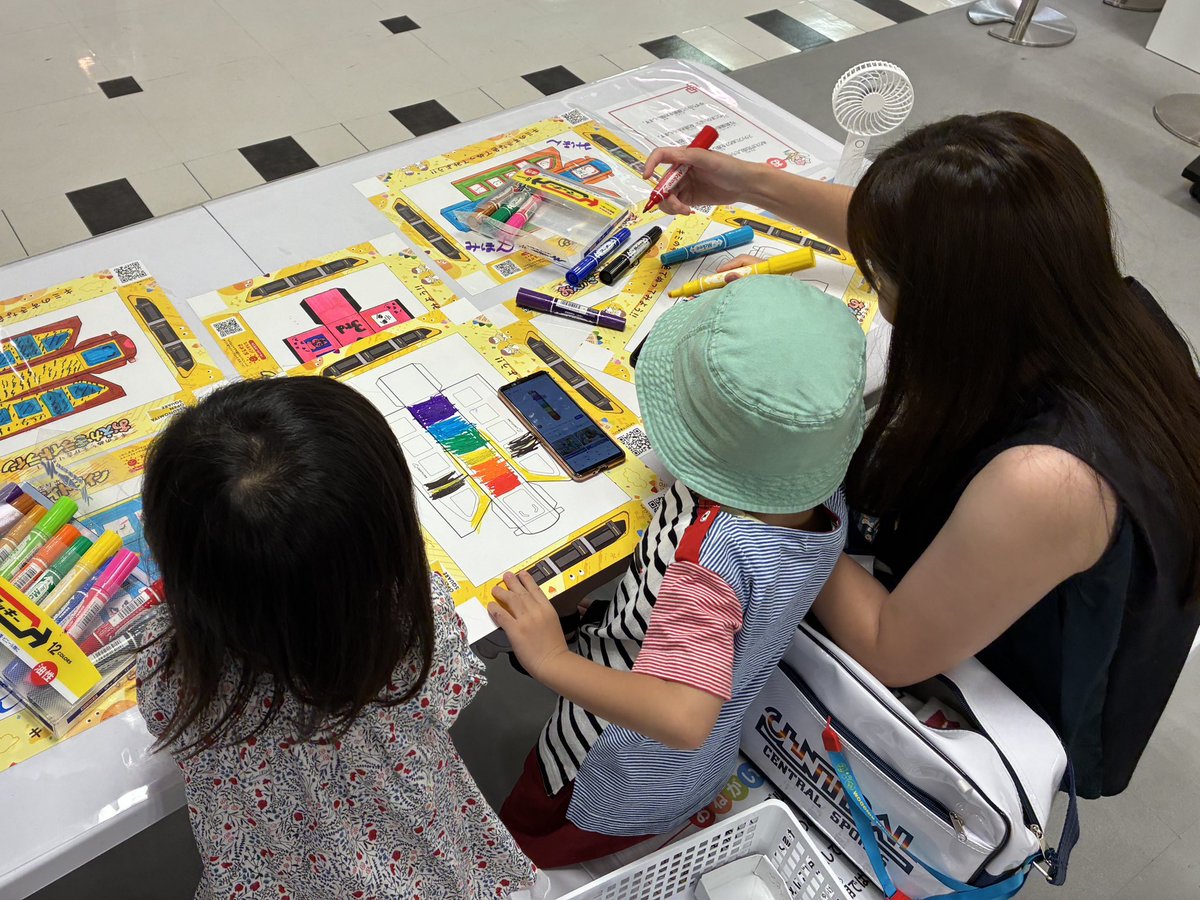 u_opensquare's tweet photo. ／
今週末もおえかきライトライン🚄体験できます🤗ぜひオープンスクエアに遊びに来てください♫
＼
8月1日から始まったこの企画🙌
素敵なオリジナルライトラインたちがモニター内を走っています🚄💮
https://t.co/5j2Jjkaytt https://t.co/UARXfVQJXP