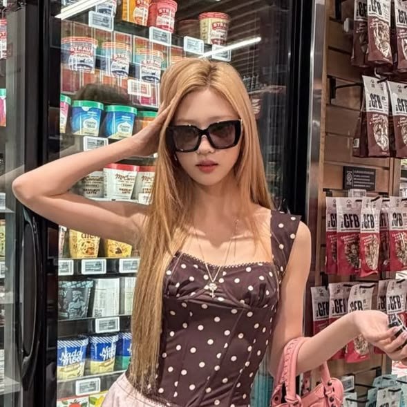 translatingH2H's tweet photo. ARE YOU ALL READY FOR RAPPER STELLA?! she took the whole Lisa sunbaenim's part for 'As If It's Your Last' stage! 🧁 https://t.co/4qe4qqfpih