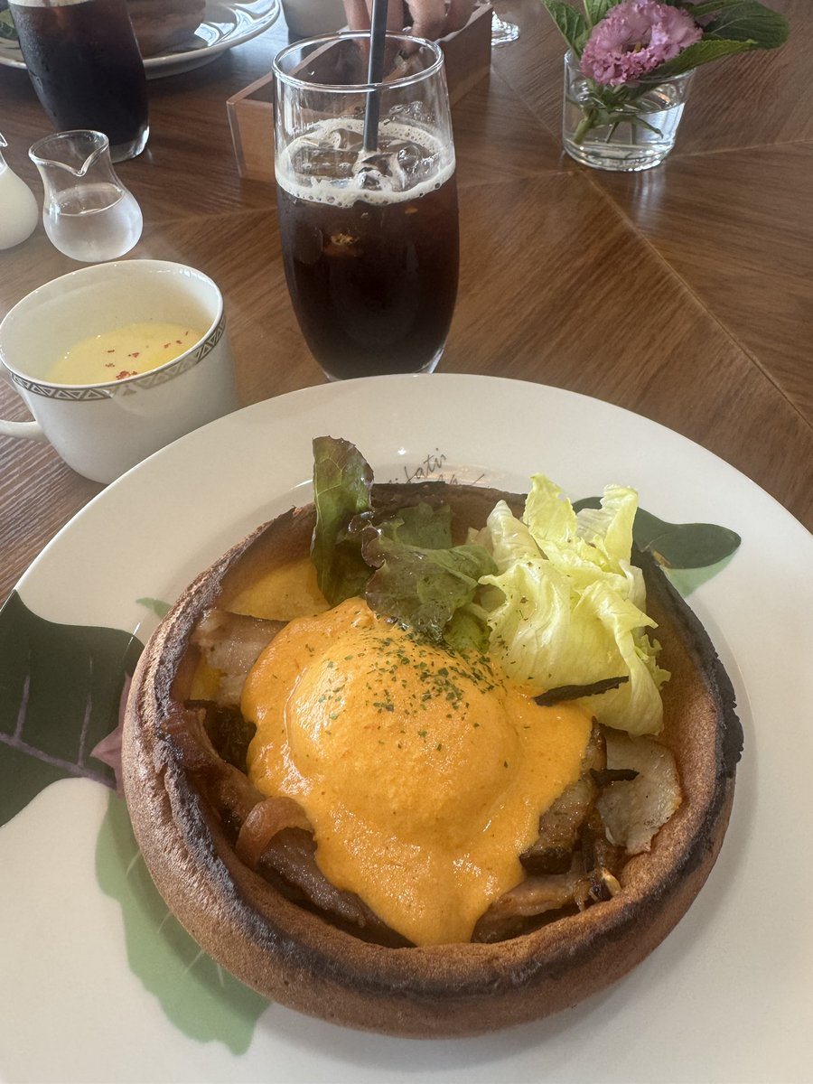 oshigeton's tweet photo. 毎週カツアゲにくる娘との
ちょっと遅めの優雅な朝食🤤
エッグベネディクトのなんちゃら

(ダ、ダイエット継続中w) https://t.co/qiStLq0Gxz