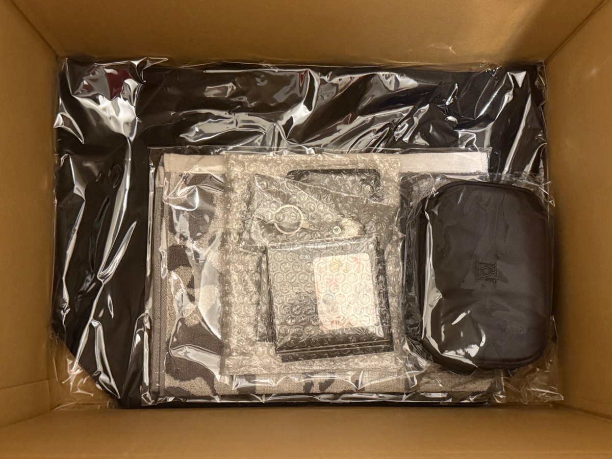 fumigong's tweet photo. 火曜日にオーダーしたグッズがもう到着！
最短納期ってあったけどこんな速いとは！！
トートのサイズに合わせた箱に緩衝材たっぷりの綺麗な梱包、毎度気持ち良く受け取れることに感謝😊
#NumbersUr26 https://t.co/CJPcdz0g61
