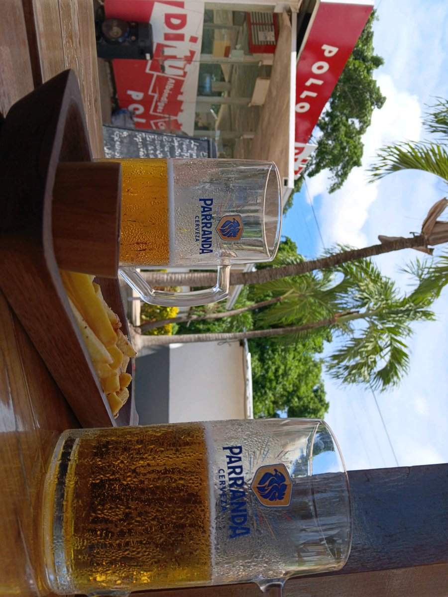 Adrian_TorresR's tweet photo. ☀️🔥 ¡Agosto se siente y el calor aprieta! Refréscate en el Di'tú de San Antonio de los Baños con la Cerveza Parranda más fría. 🍺🧊 Ven con familiares y amigos, ¡te esperamos abiertos hasta las 10:00 p.m.! 🕒🇨🇺 https://t.co/oHmKylCgMJ