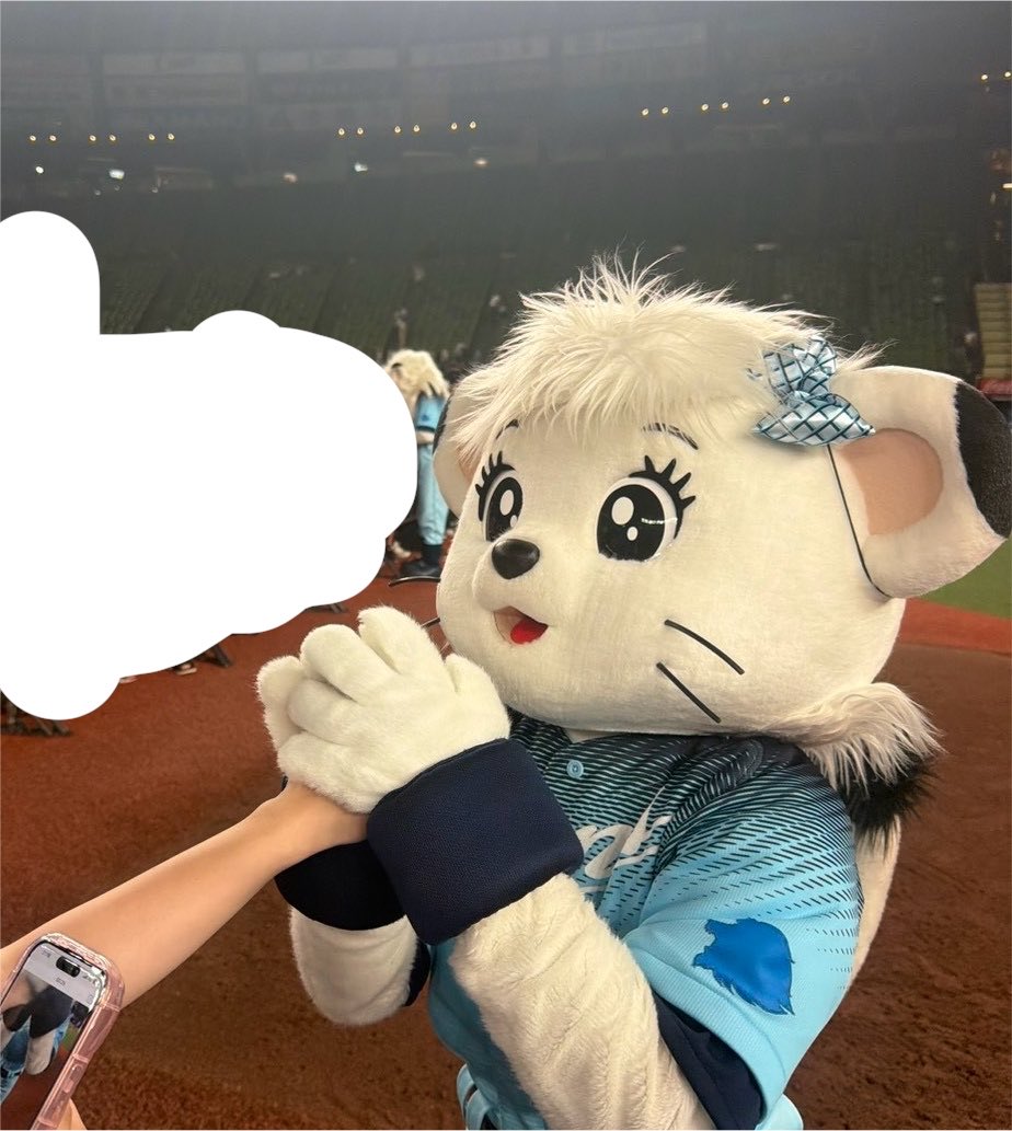 rioru_naaa's tweet photo. やっと明るい場所でライナちゃんにネイル見せられてにっこり💅🏻 https://t.co/dj856mSVar