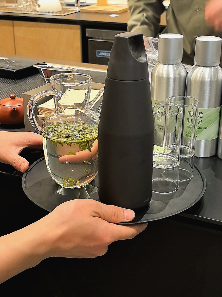 queenlarin4's tweet photo. [Quick pick-me-up alert! Whip up iced matcha latte in 2 mins: 1tsp matcha + 1/2cup hot water, whisk smooth, add ice + oat milk. Creamy, energizing, zero fancy tools needed ]， https://t.co/njgbH4Bcre